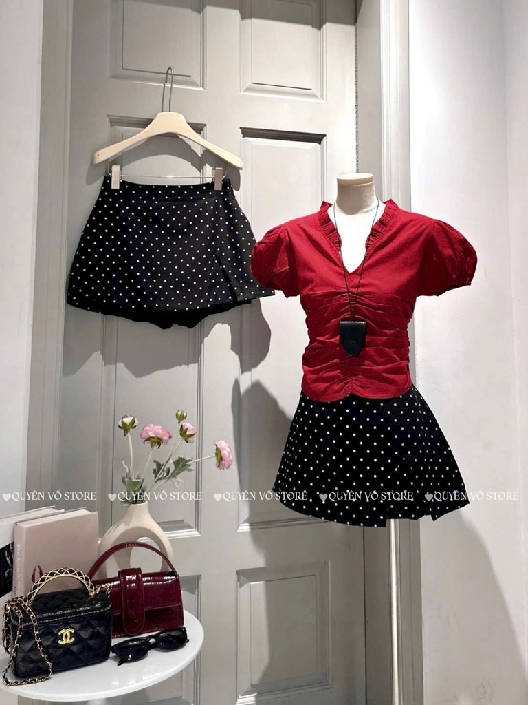Set áo đỏ cổ V bèo nhíu x chân váy bi đen