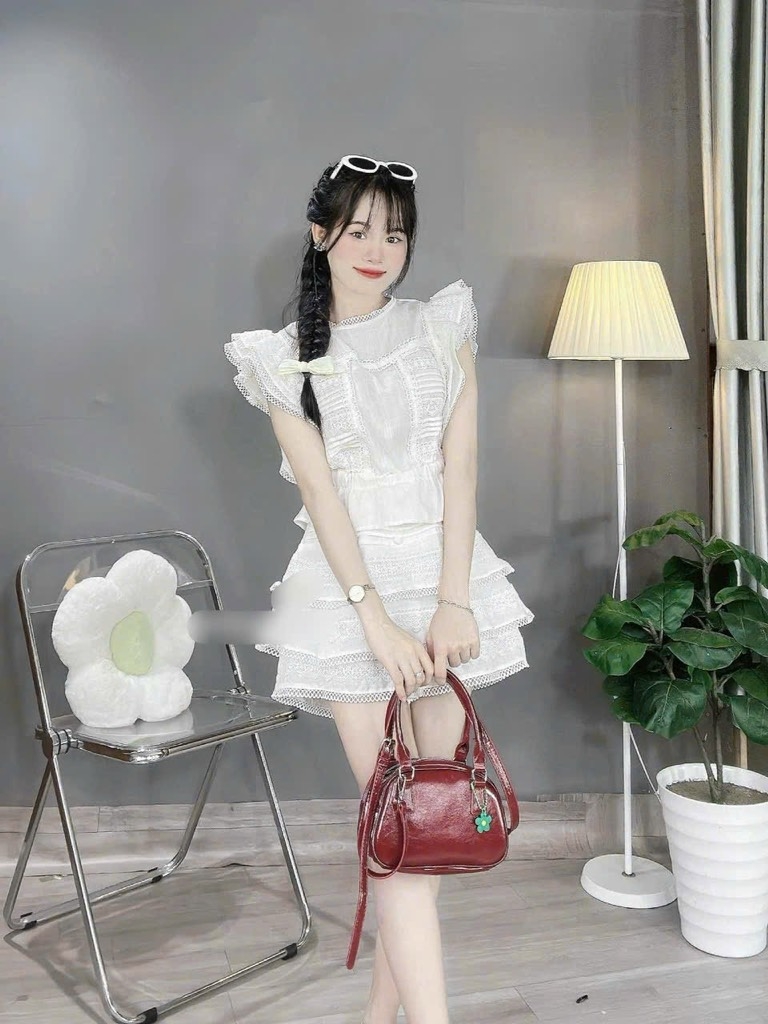 Set áo xô trắng bo eo x chân váy tầng