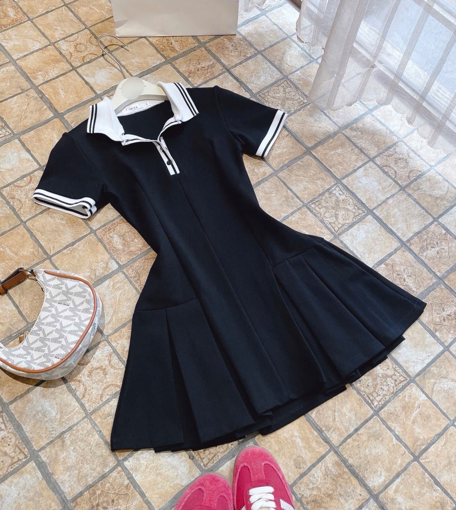 Đầm đen cổ polo viền
