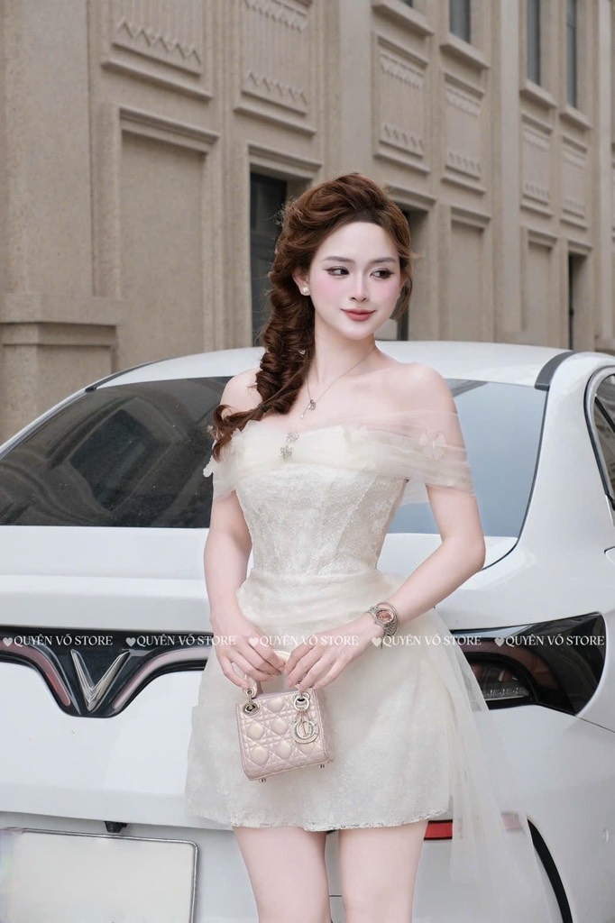 Đầm ren trễ vai phối voan