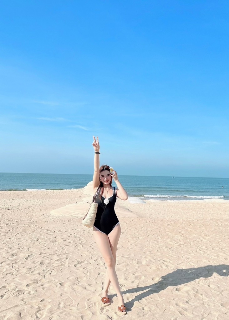 Set bikini đen nhún ngực kèm hoa
