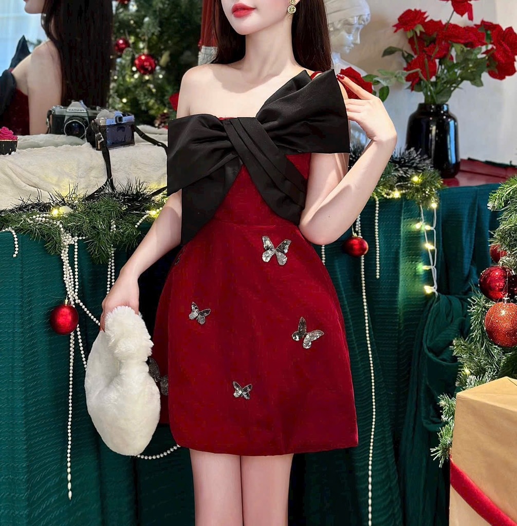 Đầm nhung đỏ nơ to đen lệch vai