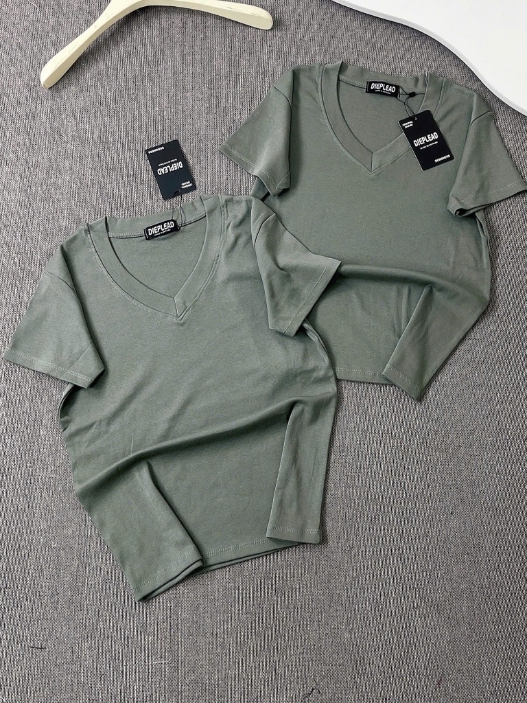 Áo thun cổ tim trơn - Form vừa