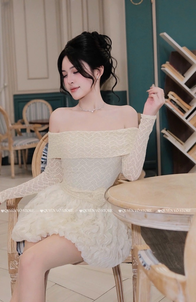 Đầm ren trễ vai tay dài - Kem