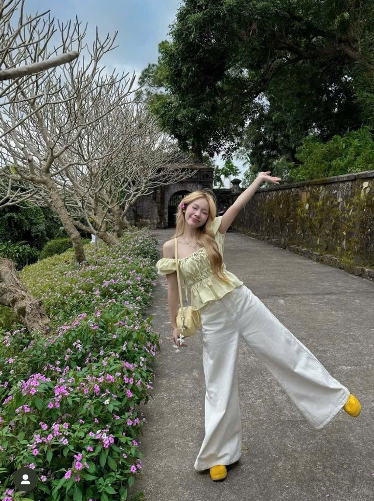 Set áo nhún tay phồng quần suông trắng