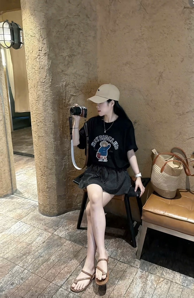 Set áo thun đen gấu chân váy sọc