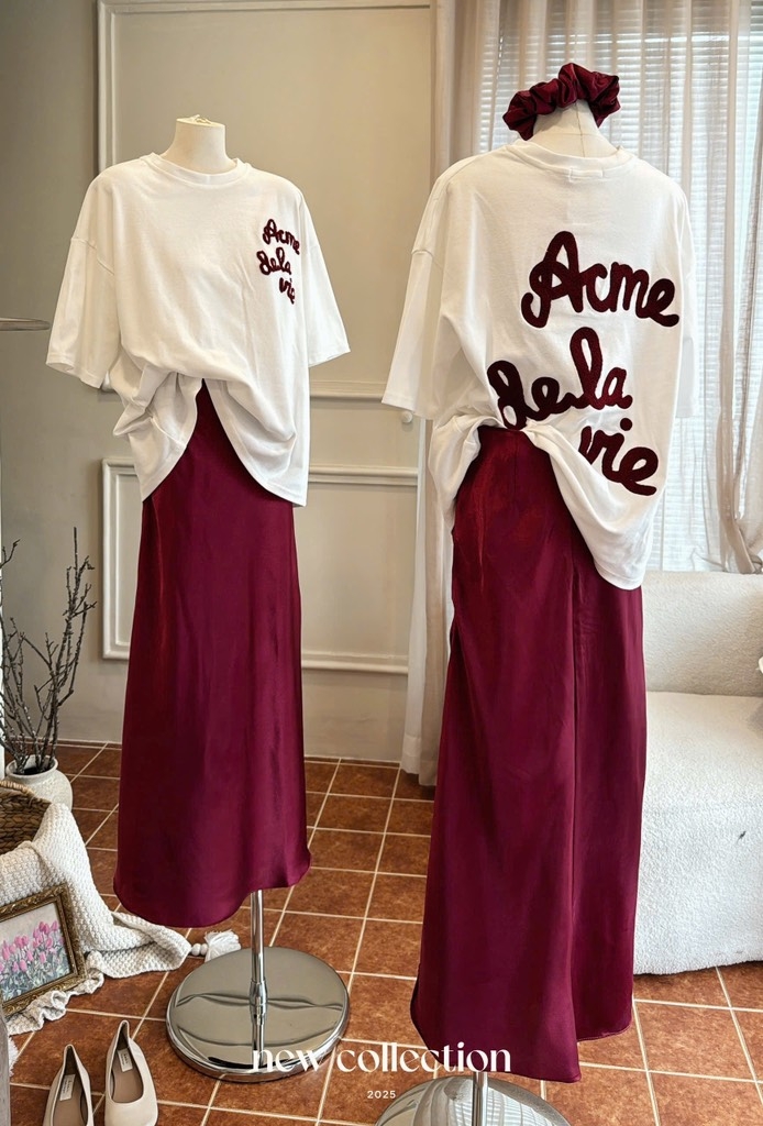 Áo thun trắng chữ thêu