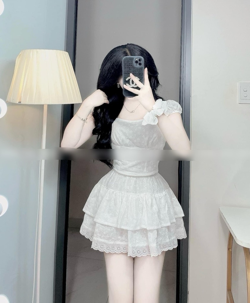 Set crop trắng ren chân váy tầng