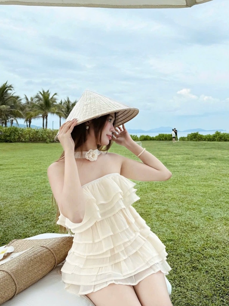 Đầm kem cúp ngực tầng