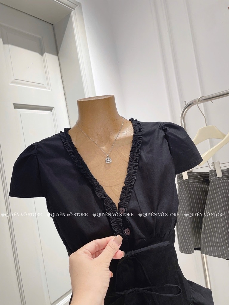 Set áo đen cổ V viền x chân váy kẻ