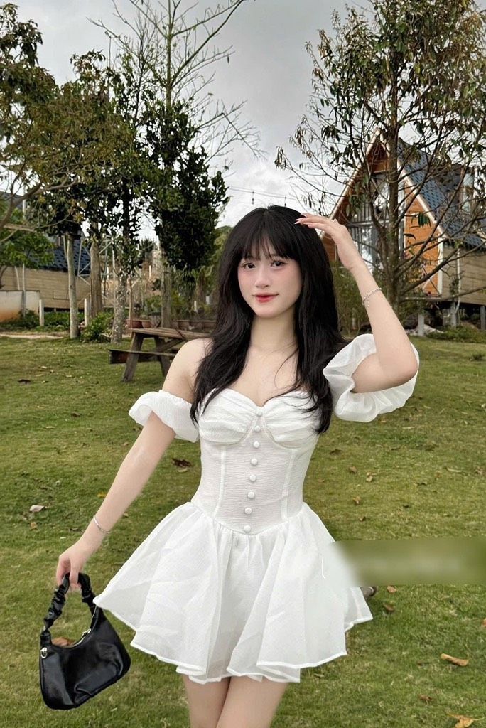 Đầm trắng cúp ngực có mút nút bọc