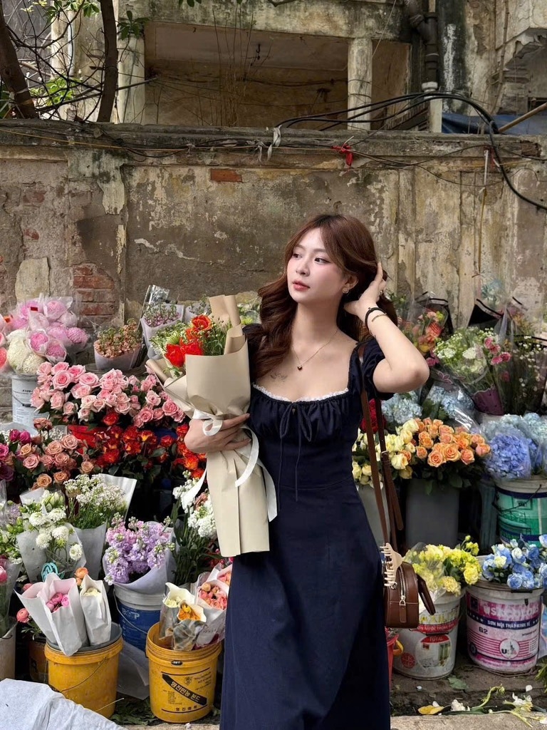 Đầm midi xanh navy cổ vuông