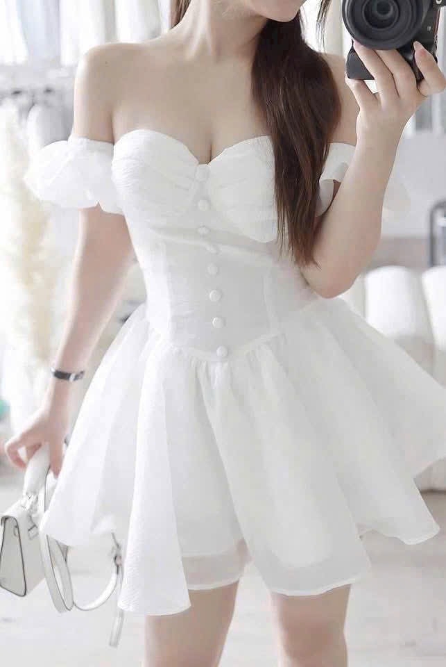 Đầm trắng cúp ngực có mút nút bọc