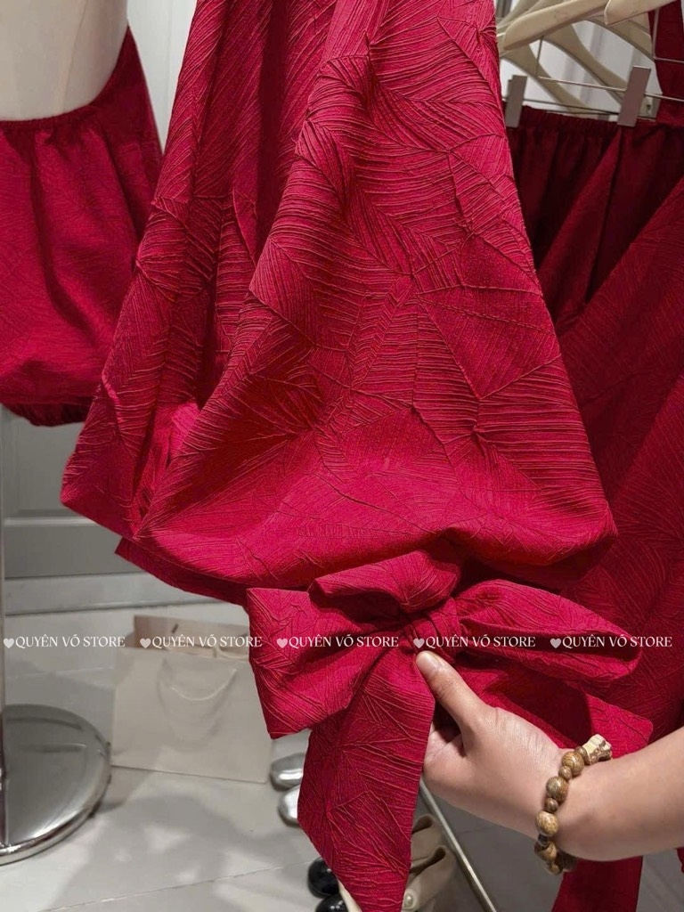 Đầm đỏ cổ yếm phồng bí