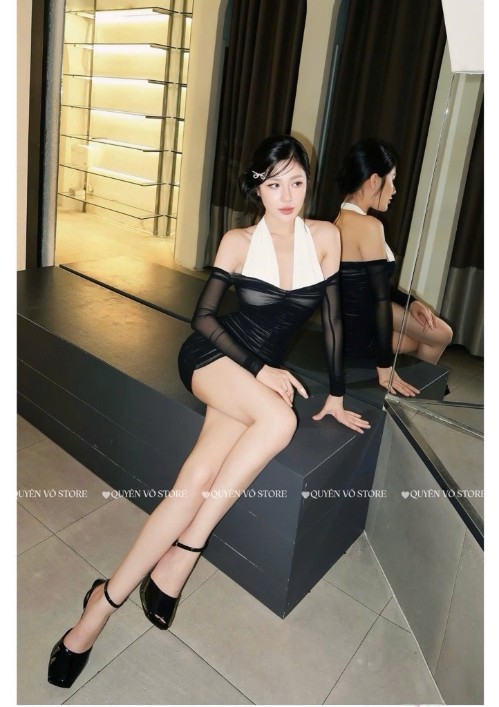 Đầm ôm body lưới phối cổ yếm