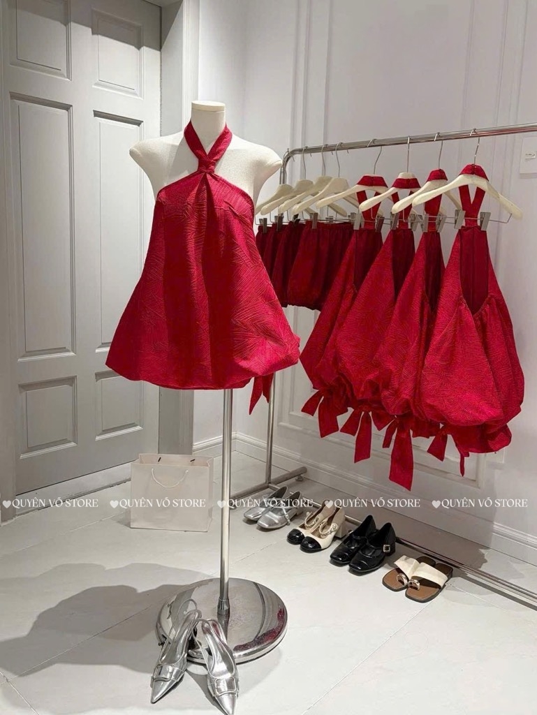 Đầm đỏ cổ yếm phồng bí