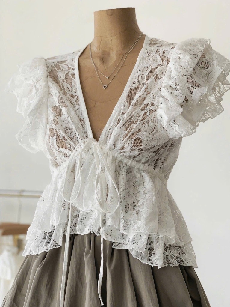 Set áo ren trắng nổi bèo chân váy nude bí