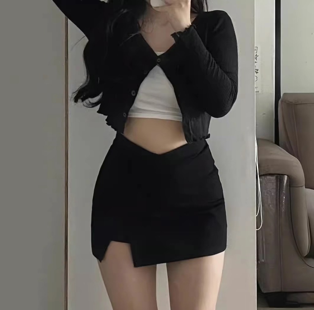 Chân váy ngắn chẻ v
