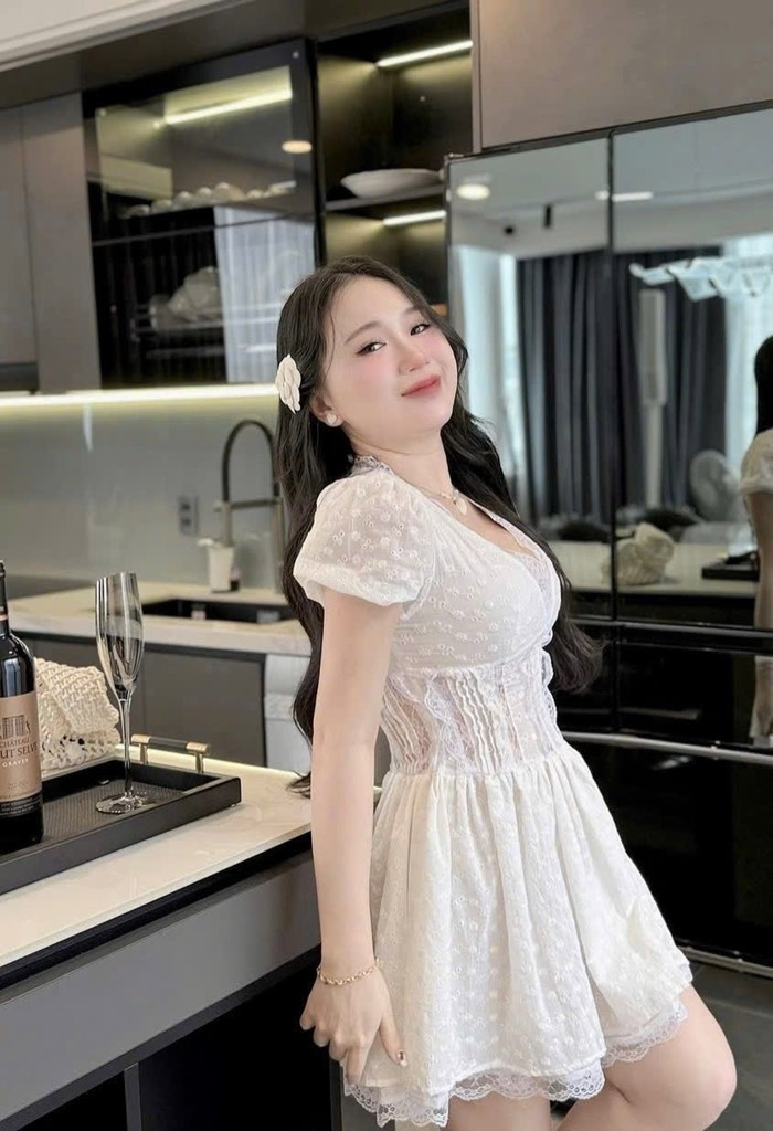 Đầm trắng ren xòe
