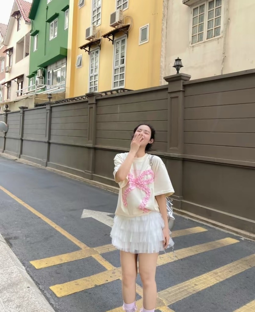 Áo thun nơ thêu nổi