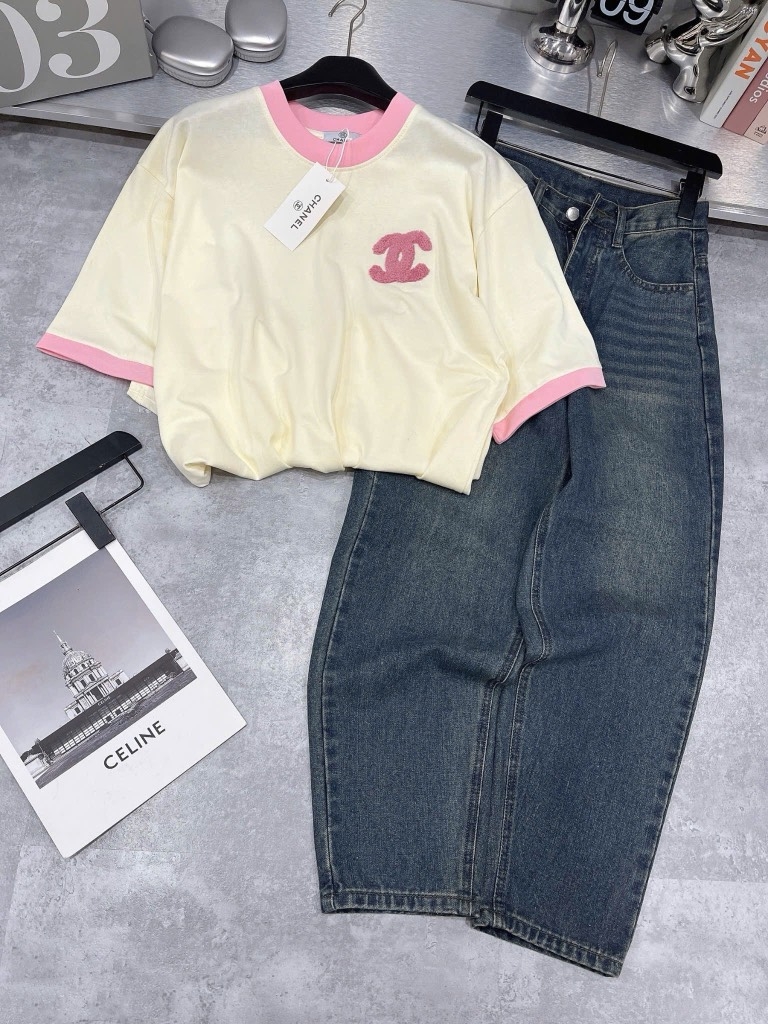 Áo thun cổ tròn thêu xù chanel