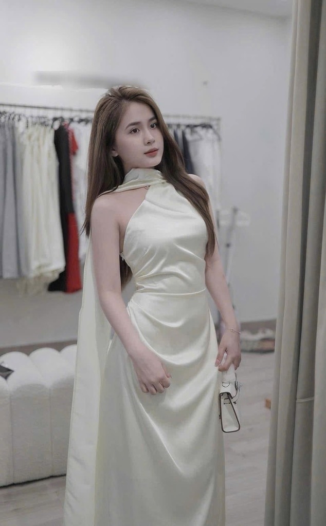 Đầm thiết kế lệch vai
