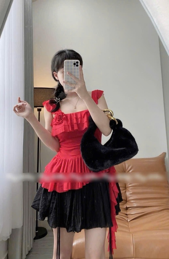 Set áo đỏ 2 dây tua rua chân váy đen