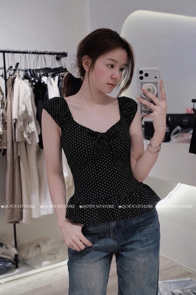 Áo thun cổ tim lai bèo chấm bi