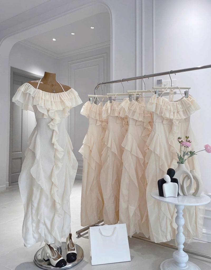 Đầm midi trễ vai kem