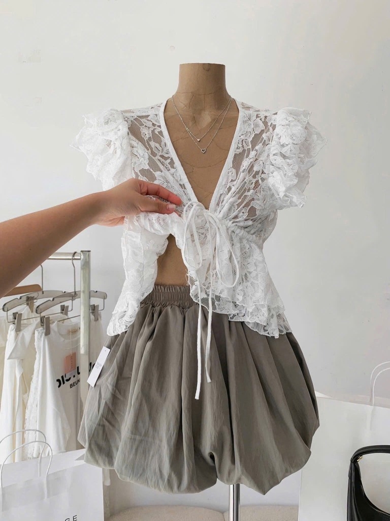 Set áo ren trắng nổi bèo chân váy nude bí