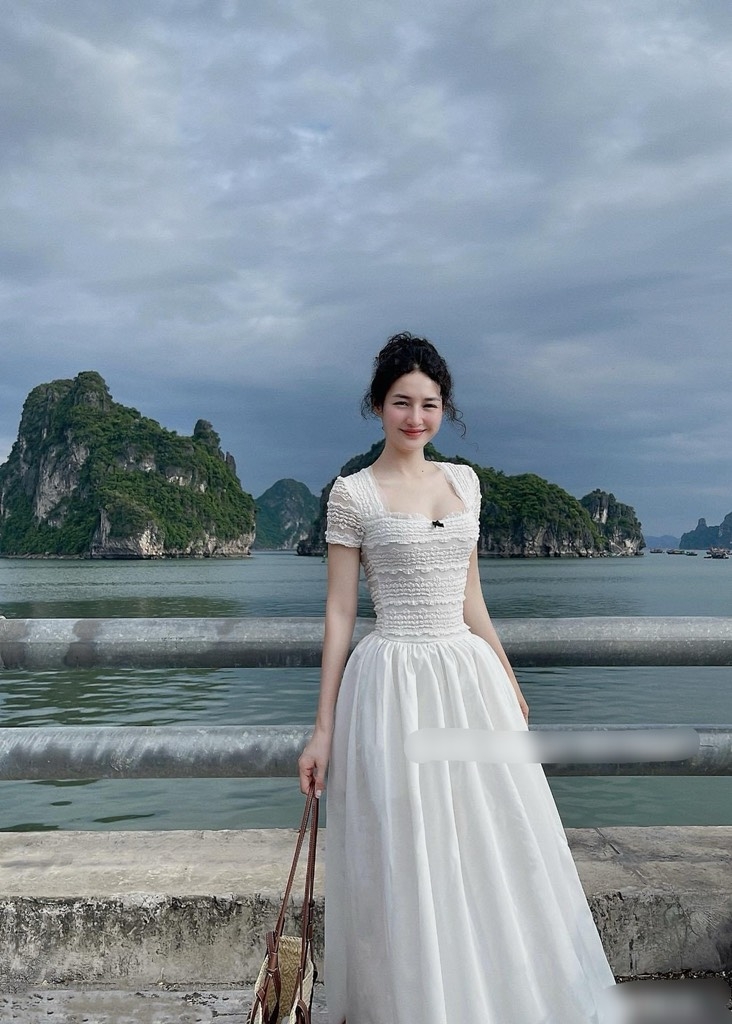Đầm maxi cổ vuông trắng nơ đen