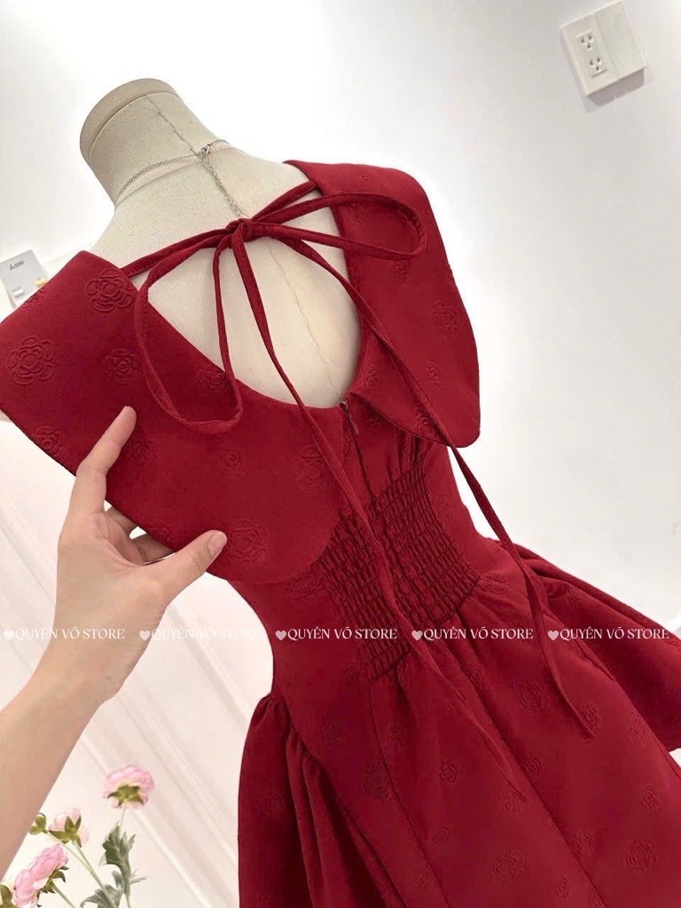 Đầm đỏ xòe tay tiên