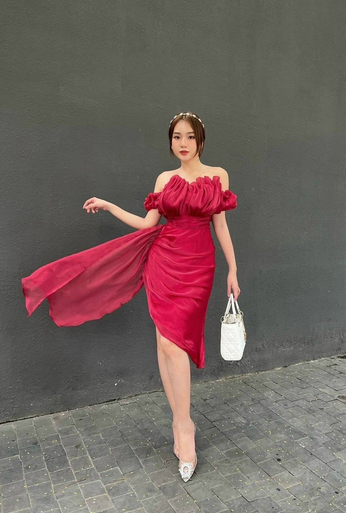 Đầm voan đỏ bẹc vai