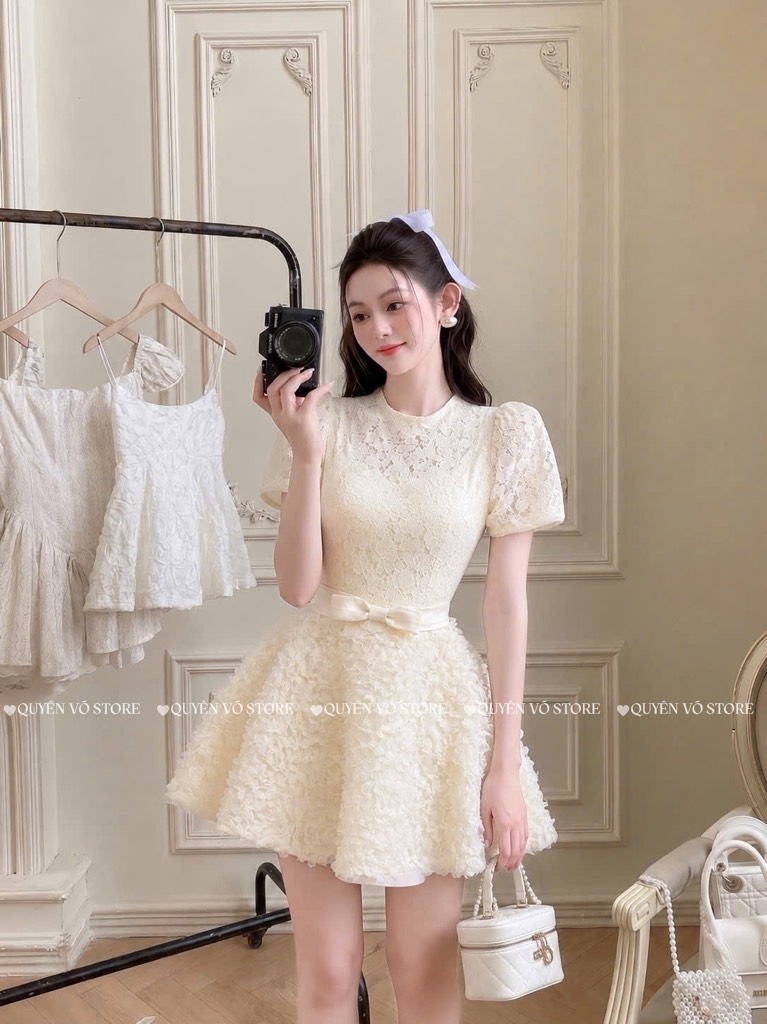 Đầm ren cổ tròn chân hoa hồng
