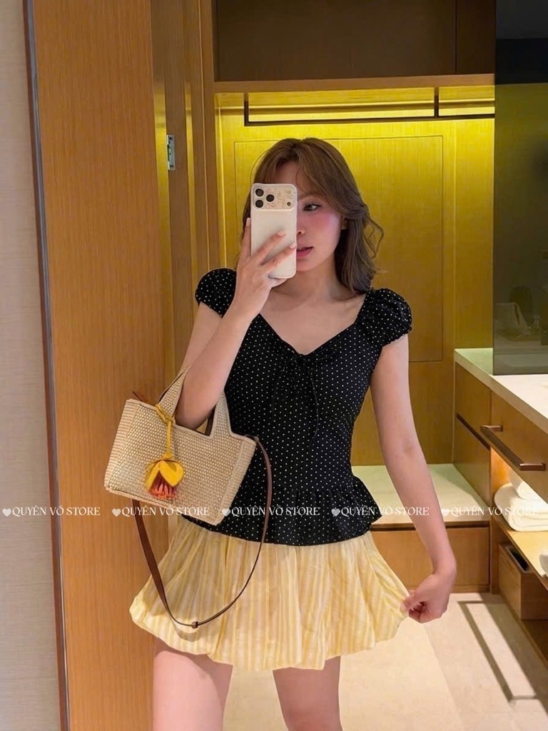 Áo thun cổ tim lai bèo chấm bi