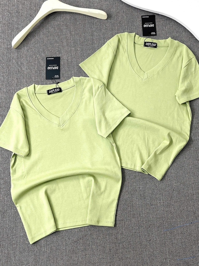 Áo thun cổ tim trơn - Form vừa