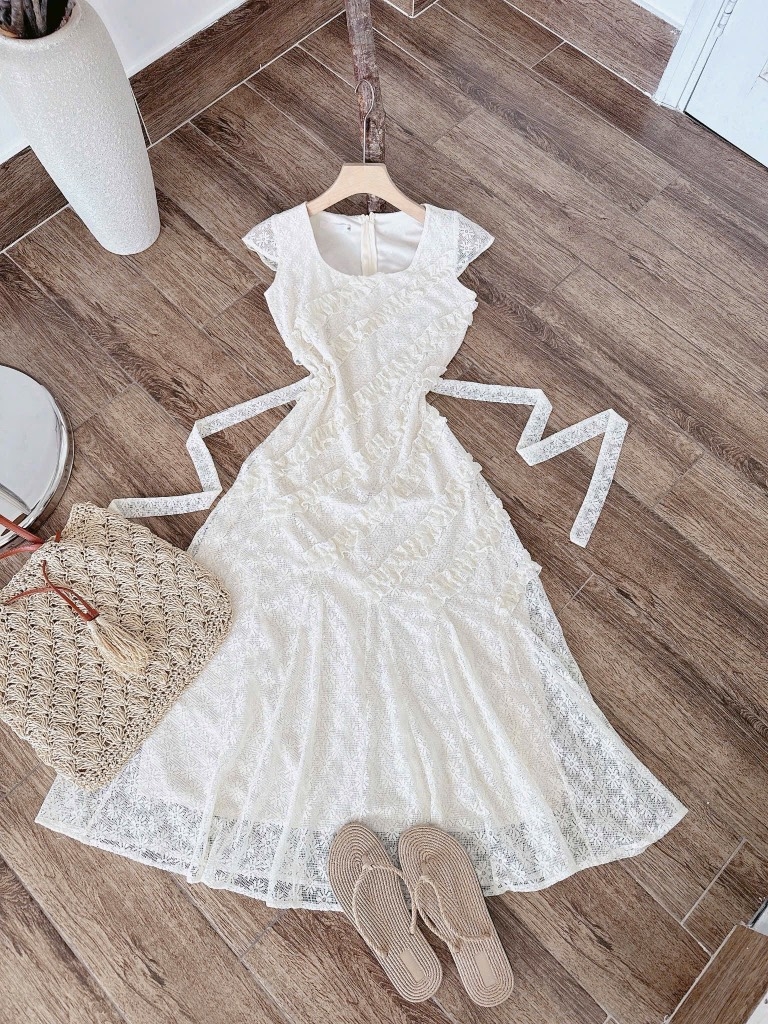Đầm ren hoa kem tua bèo