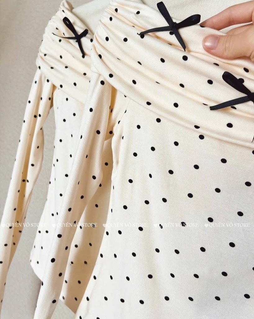 Áo chấm bi phối nơ