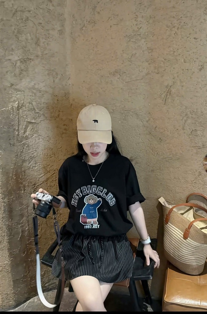 Set áo thun đen gấu chân váy sọc