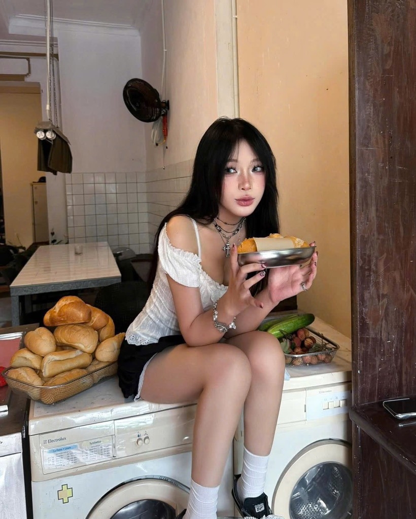 Set áo trắng rớt vai short đen bí