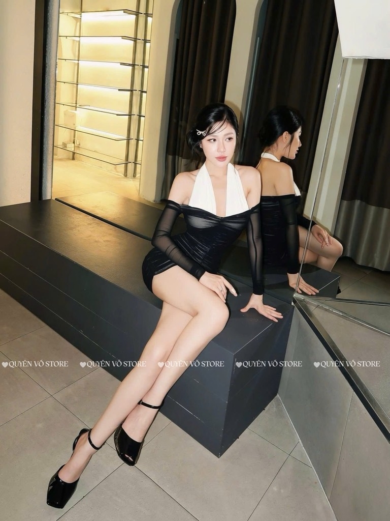 Đầm ôm body lưới phối cổ yếm