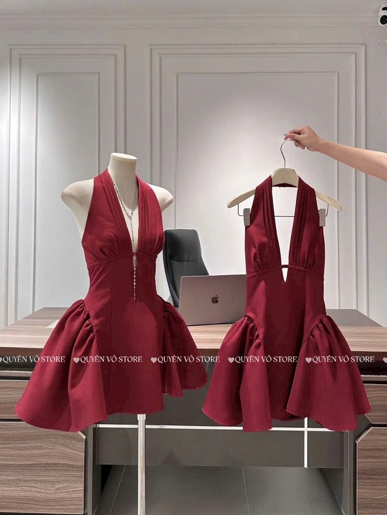 Đầm đỏ cổ yếm V phối ren