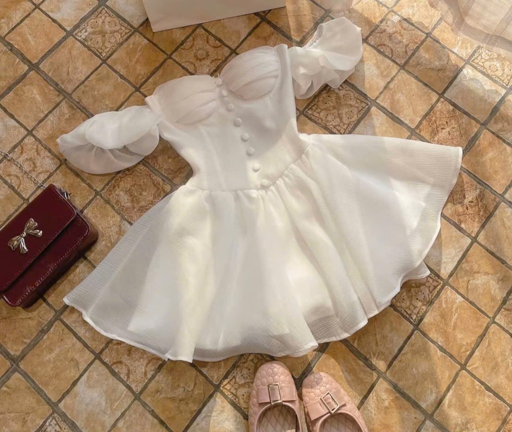 Đầm trắng cúp ngực có mút nút bọc