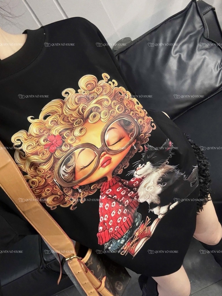 Áo thun cô gái tóc xù mèo