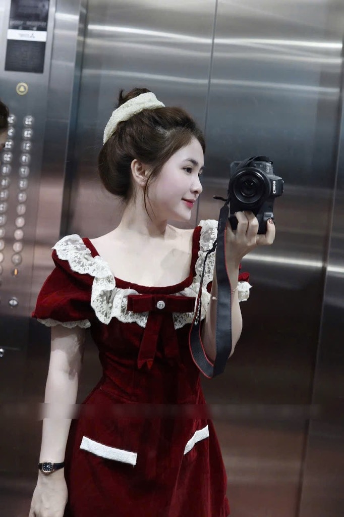 Đầm đỏ nhung cổ vuông viền ren