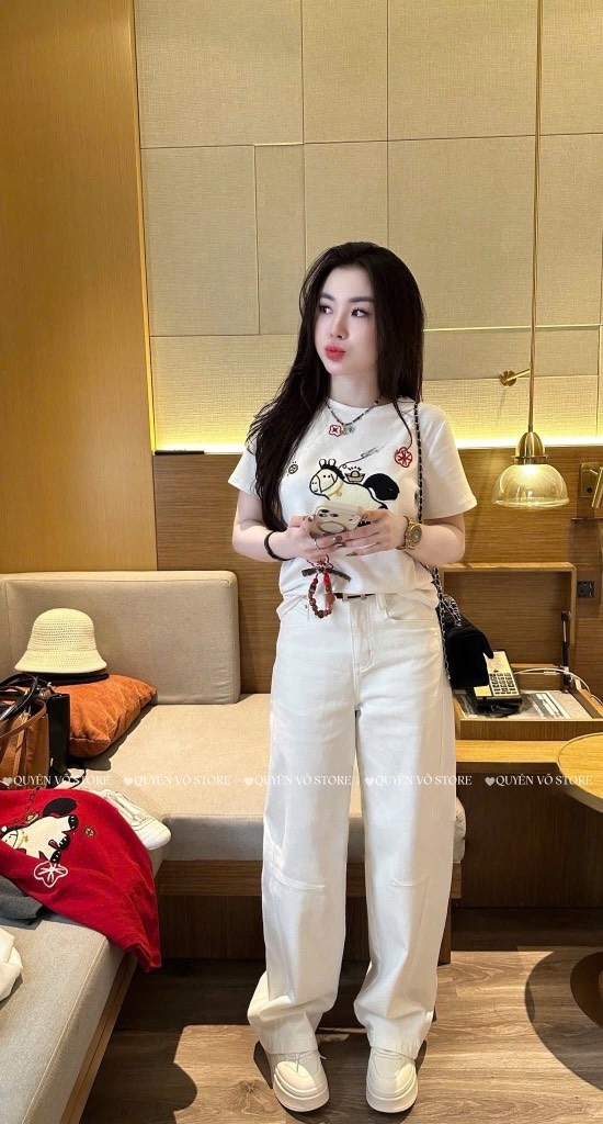 Áo thun ngựa thêu