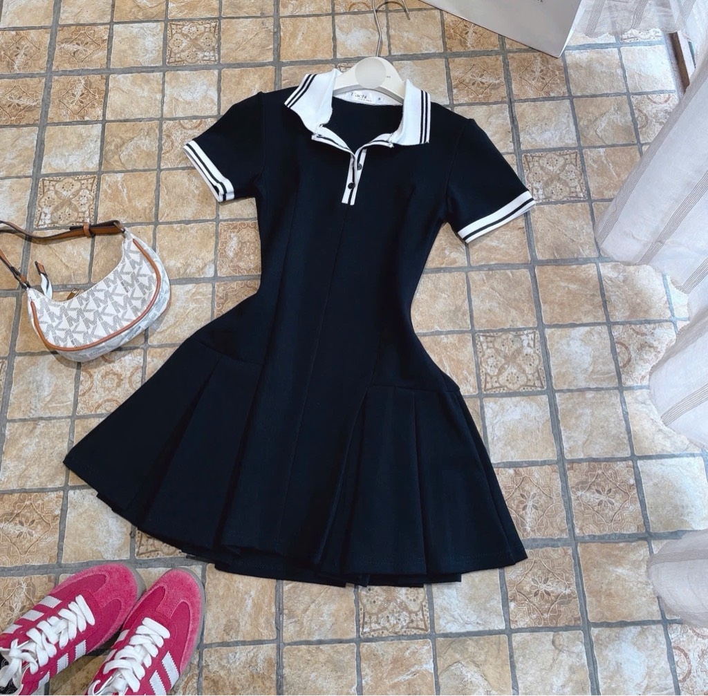 Đầm đen cổ polo viền