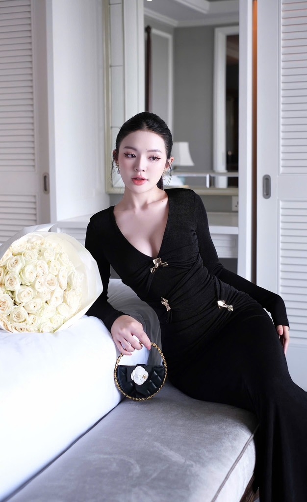 Đầm ôm body tay dài đính bướm - Đen