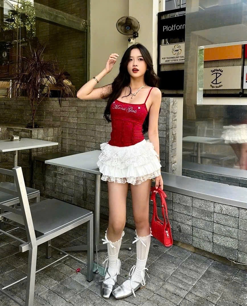 Set áo 2 dây đỏ thêu chân váy phối ren 4 tầng