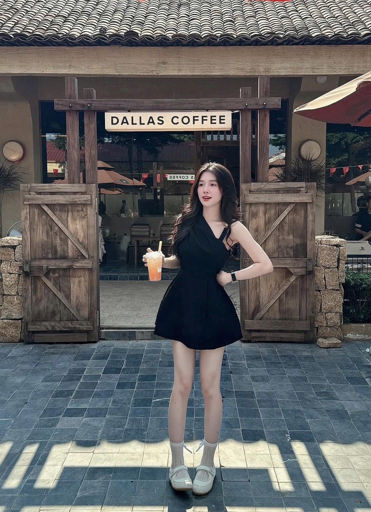 Đầm đen lệch vai khoen vai